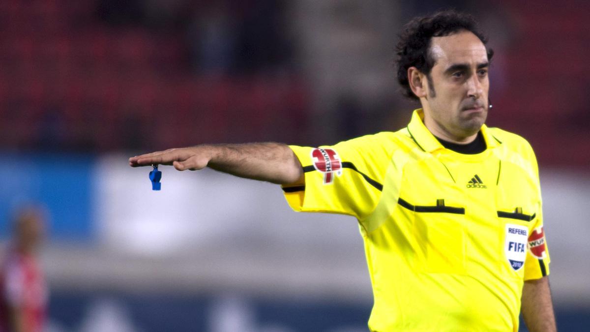 Una imagen de Iturralde González durante su actividad como árbitro en Primera División