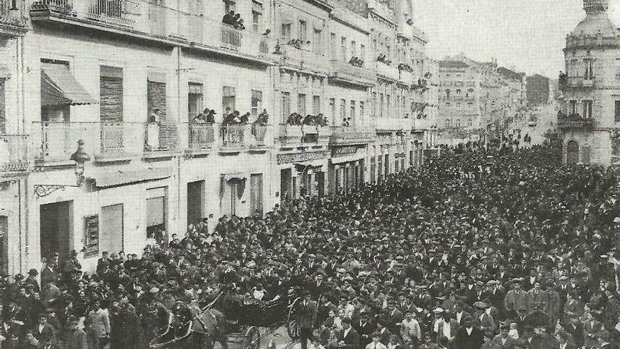 Homenaje multitudinario a las heroínas de Sálvora a su paso por la calle Príncipe de Vigo, en 1921. // FdV