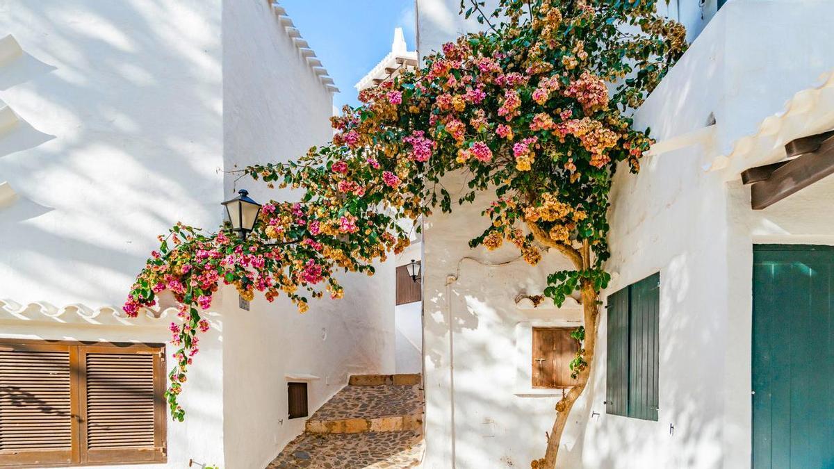 Lo siento Santorini, el pueblo blanco más bonito del Mediterráneo está en España