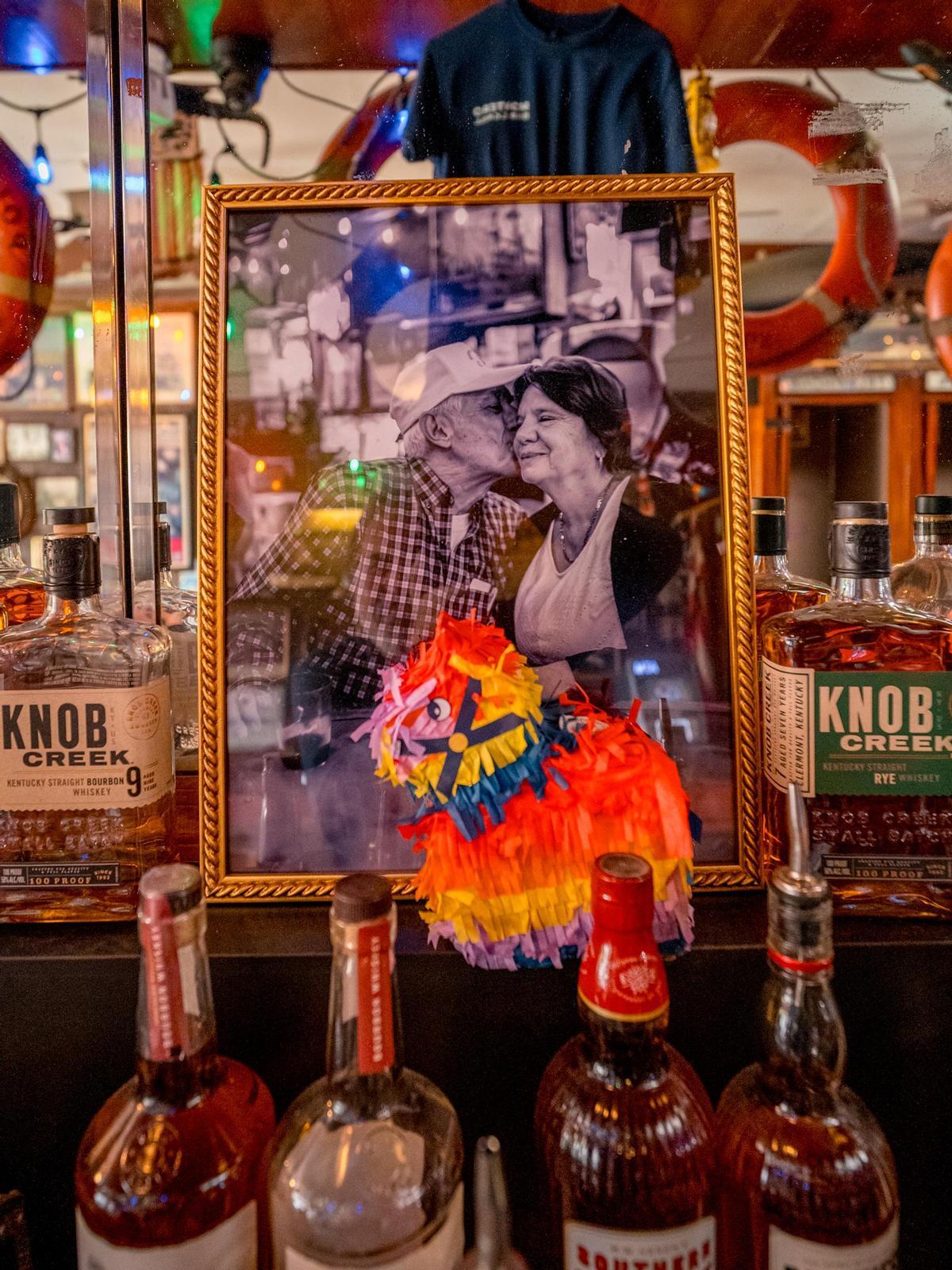Cuadro en la barra del Montero´s Bar &amp; Grill con una foto del antiguo dueño del local, Pepe Montero, con su mujer Linda en el local.