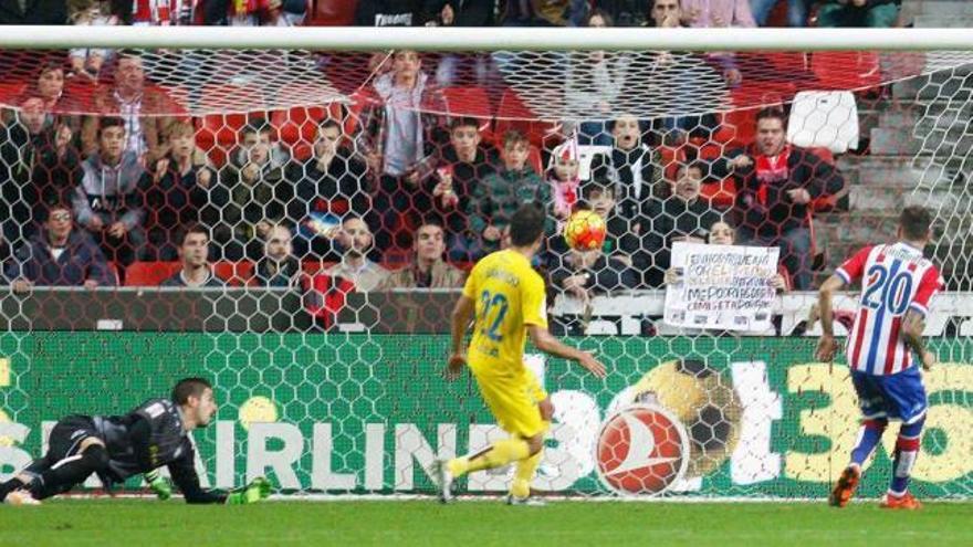 Sanabria anota su primer gol ante la mirada de Javi Varas y Garrido.