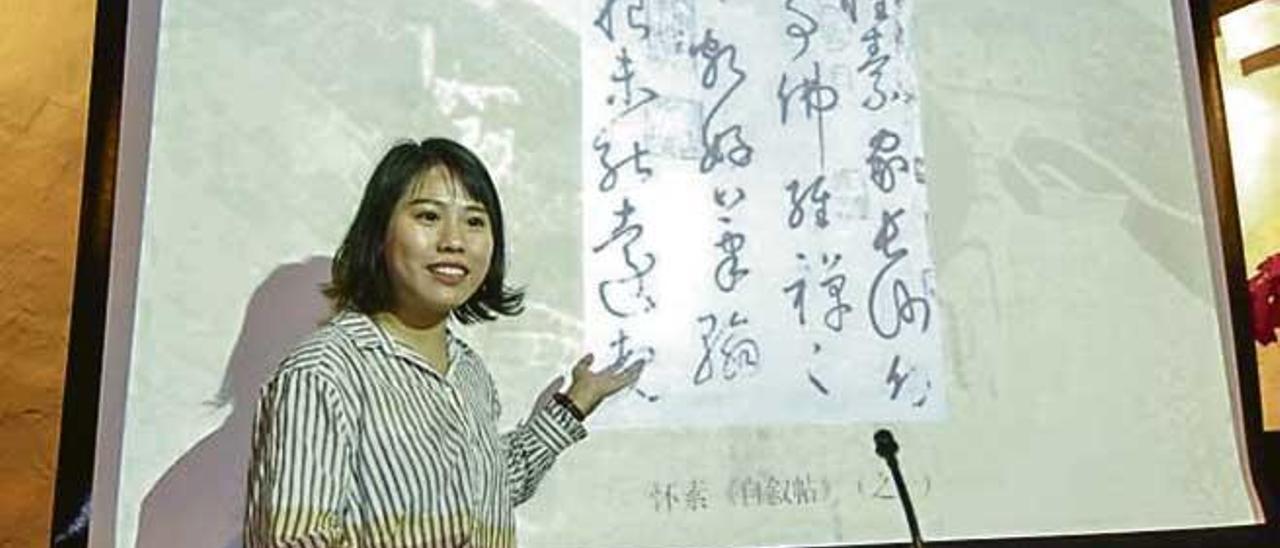 Sesión explicativa en un curso dedicado a la caligrafía china.