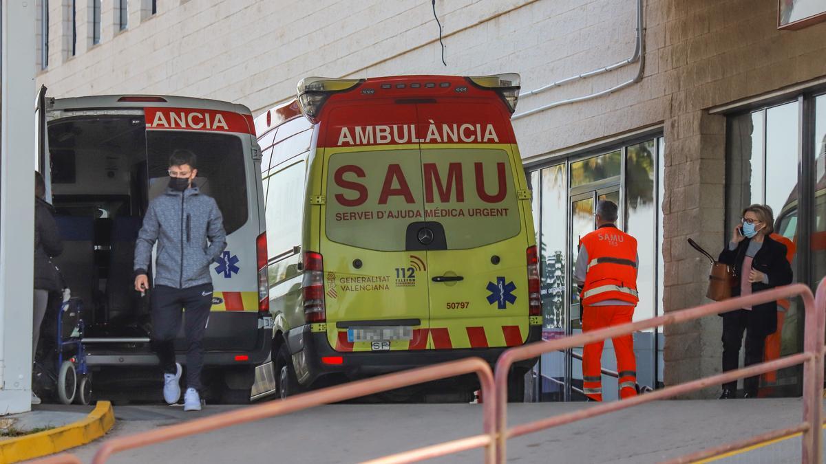 Una ambulancia en el acceso al servicio de Urgencias del Hospital Vega Baja de Orihuela
