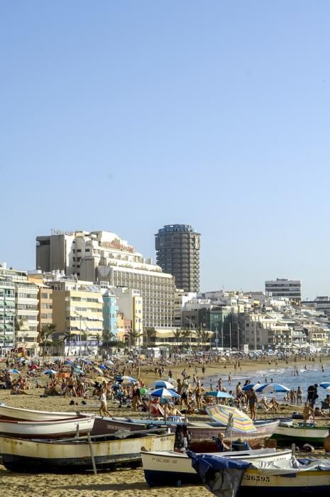 METEOROLOGIA. TIEMPO CALUROSO EN LA PLAYA DE LAS ...