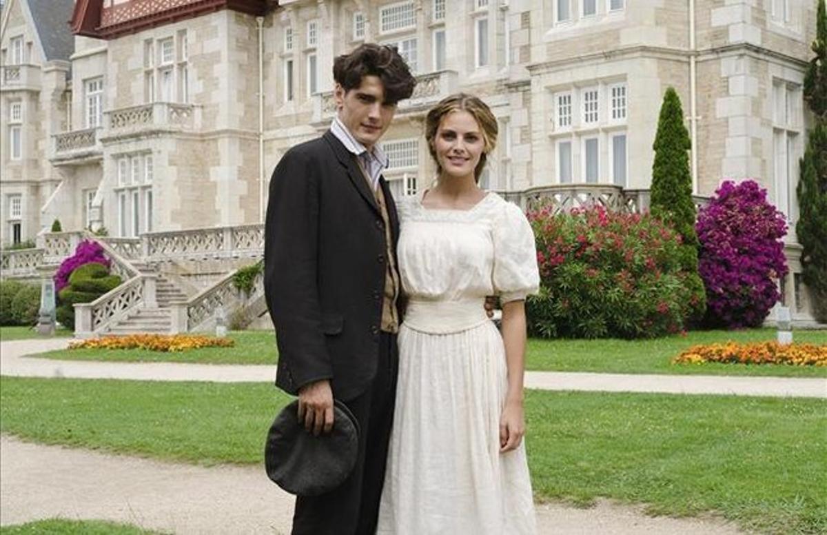 Amaia Salamanca y Yon González, en la serie de A-3 'Gran Hotel'.