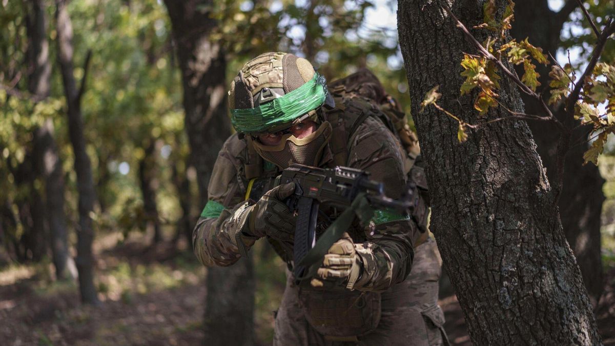 Un soldado ucraniano toma su posición durante un entrenamiento cerca de la línea del frente en la dirección de Pokrovsk.