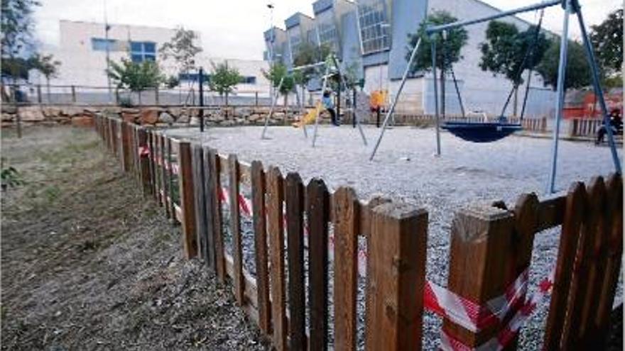 El parc infantil, situat al costat del CAP de Vila-roja, amb les noves fustes acabades de posar.