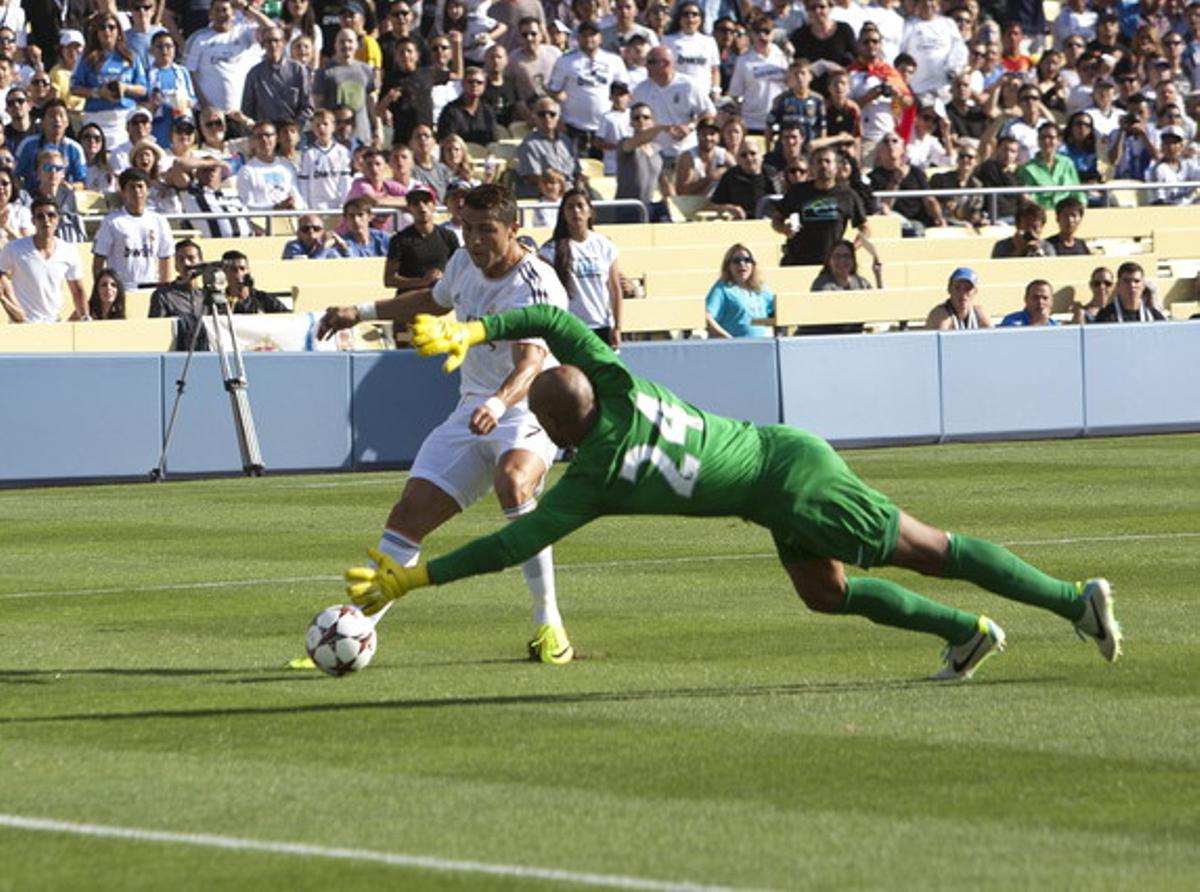 Cristiano Ronaldo bat el porter de l’Everton, Tim Howard, a Los Angeles. Cristiano Ronaldo bat el porter de l’Everton, Tim Howard, a Los Angeles.