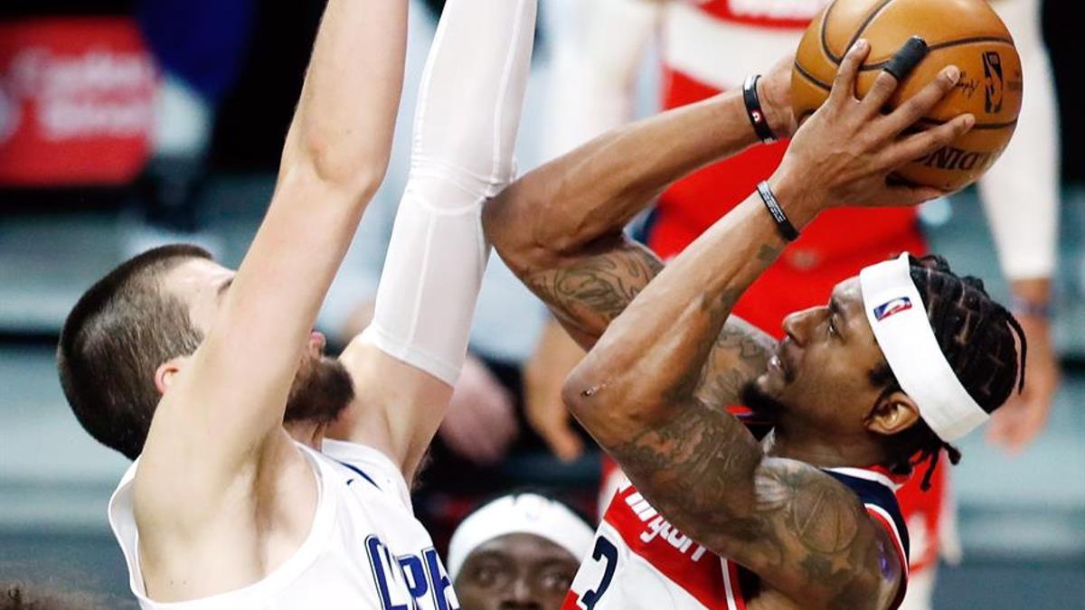 Bradley Beal, de los Wizards, lanza a canasta ante Ivica Zubac, de los Clippers.