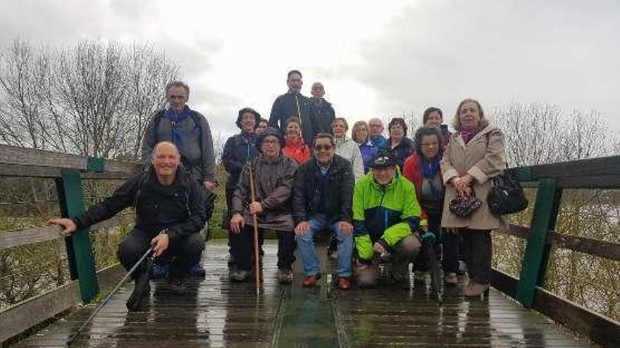 Miembros de los Amigos del Camino de Santiago de Siero posando durante su recorrido en Galicia.