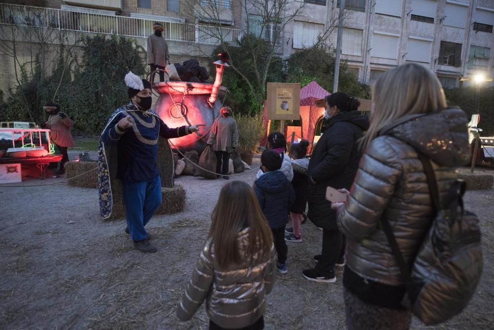 Famílies desfilen il·lusionades pel Parc de Reis de Manresa