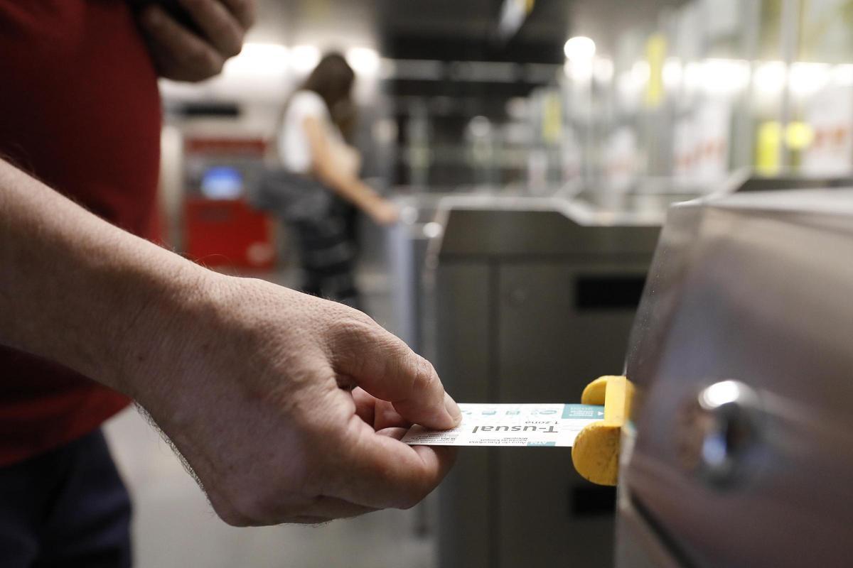 Validación de una tarjeta T-usual, en el metro de Barcelona