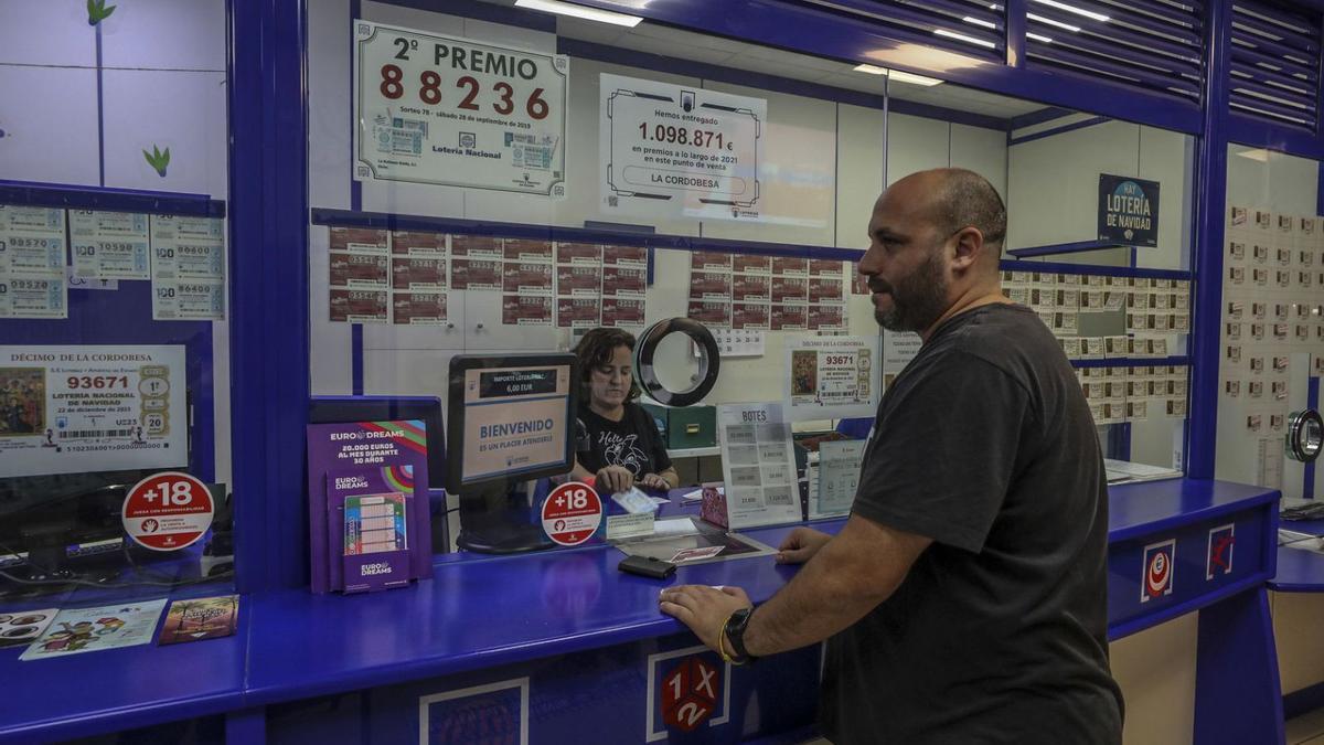 Un cliente en la administración número 26 de Elche, «La Cordobesa», buscando la fortuna.