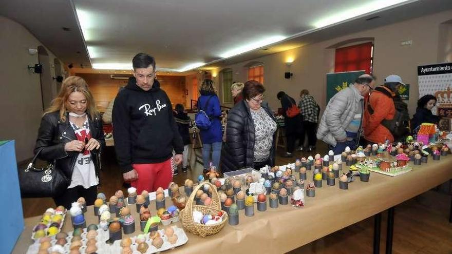 La muestra de Huevos Pintos se expone en la Casa de Cultura de Sama