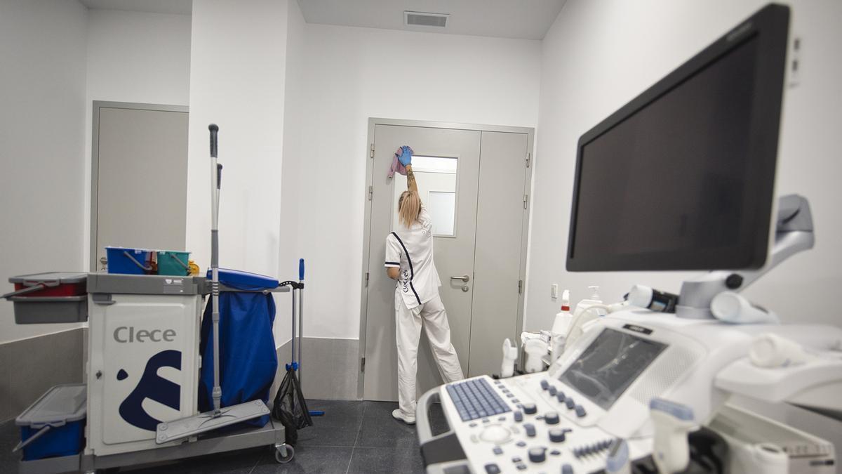 El equipo de limpieza de Clece utiliza carros de limpieza antibacterianos y sistemas de desinfección específicos, como la luz ultravioleta o el peróxido de hidrógeno.