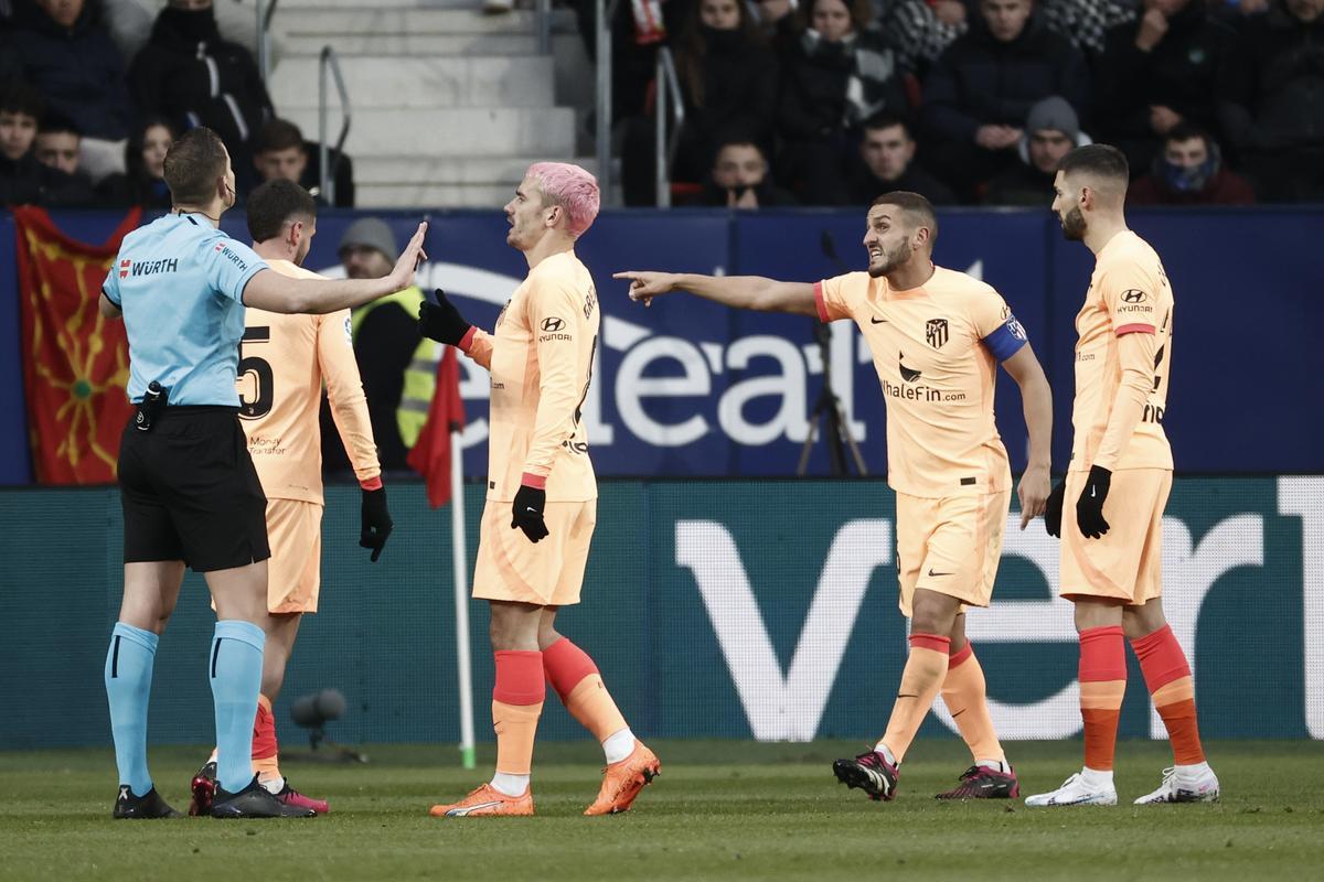 PAMPLONA, 29/01/2023.- Los jugadores del Atlético de Madrid reclaman una falta al árbitro Javier Alberola Rojas durante el partido de Liga que disputan Osasuna y Atlético de Madrid este domingo en el estadio El Sadar de Pamplona. EFE/ Jesús Diges