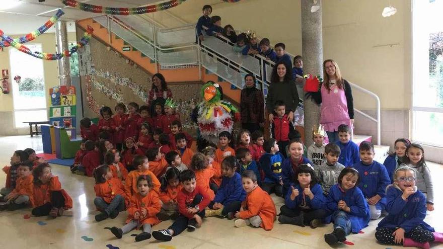 Los alumnos del colegio Parada de Campañó con el loro Ravachol.