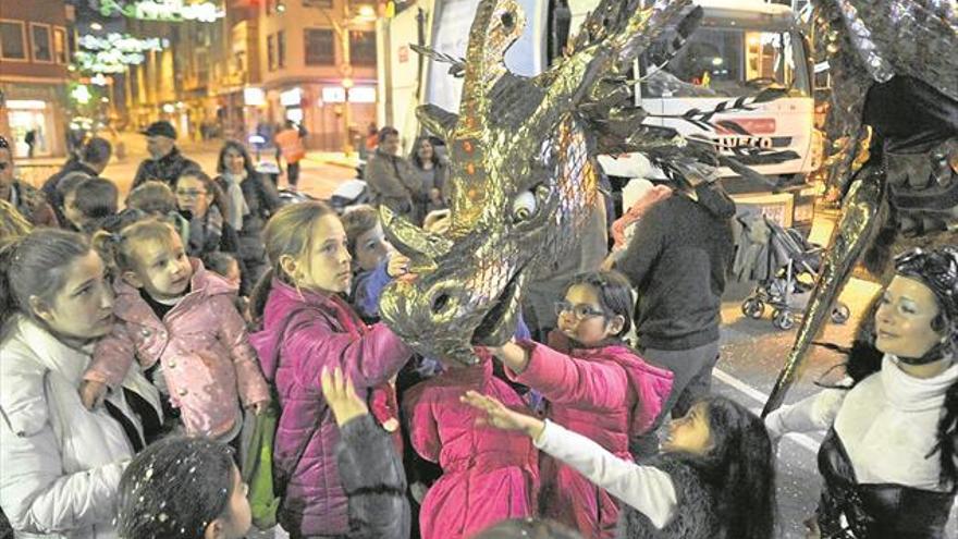 Cinco pasacalles inundan Castellón e invitan a los niños a soñar despiertos