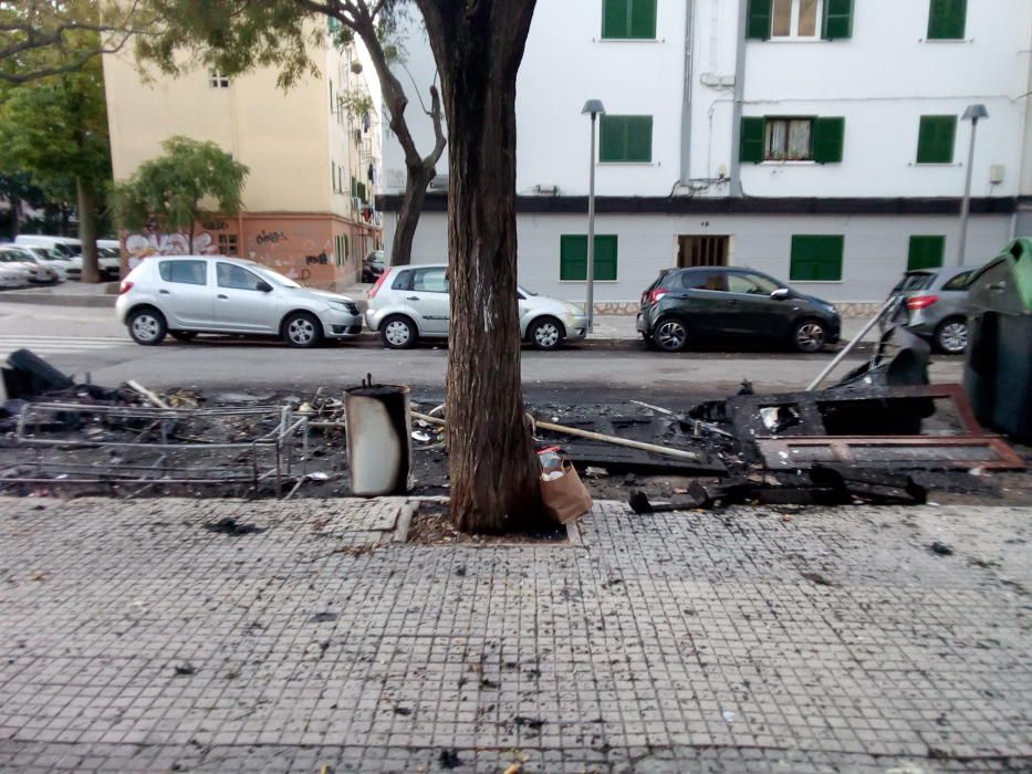 Dos incendios destruyen varios contenedores de madrugada en Camp Redó