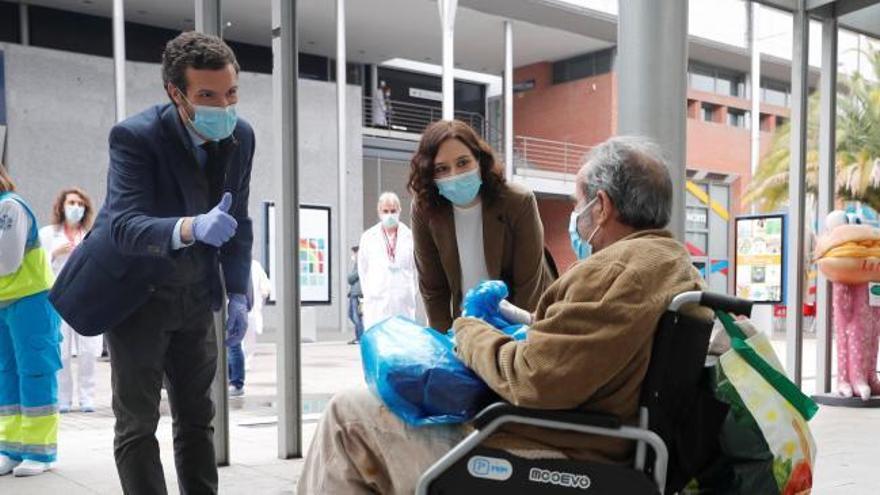 Pablo Casado visita el hospital de campaña de IFEMA