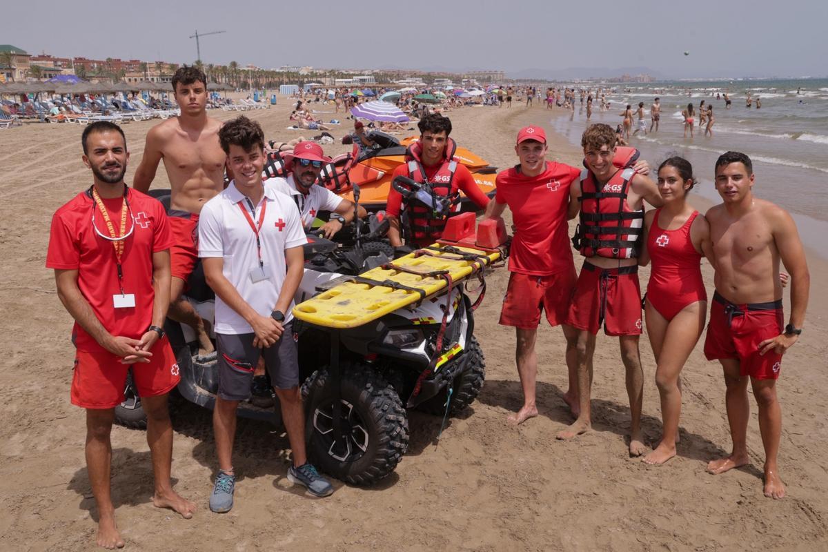 Manuel García y Manu Vila junto al equipo de socorristas de Cruz Roja en la Playa de la Malvarrosa.