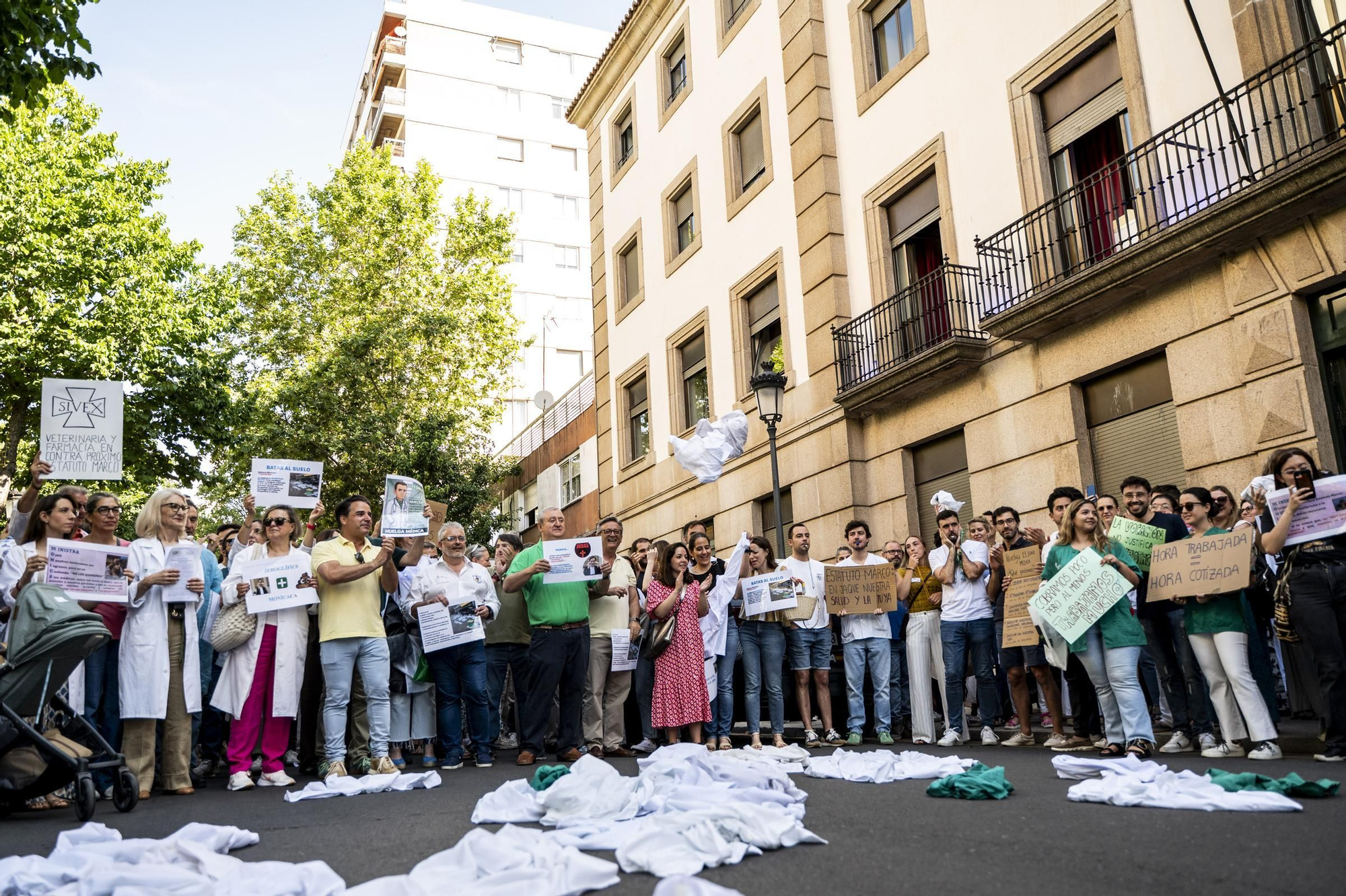 Las imágenes de la protesta de médicos en Cáceres