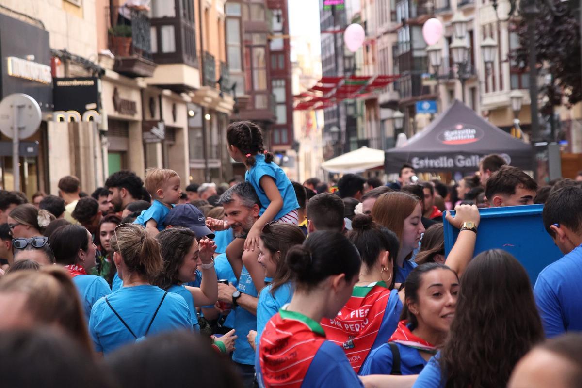 Las peñas no saben de calor y celebran a San Pedro Las peñas no saben de calor y celebran a San Pedro