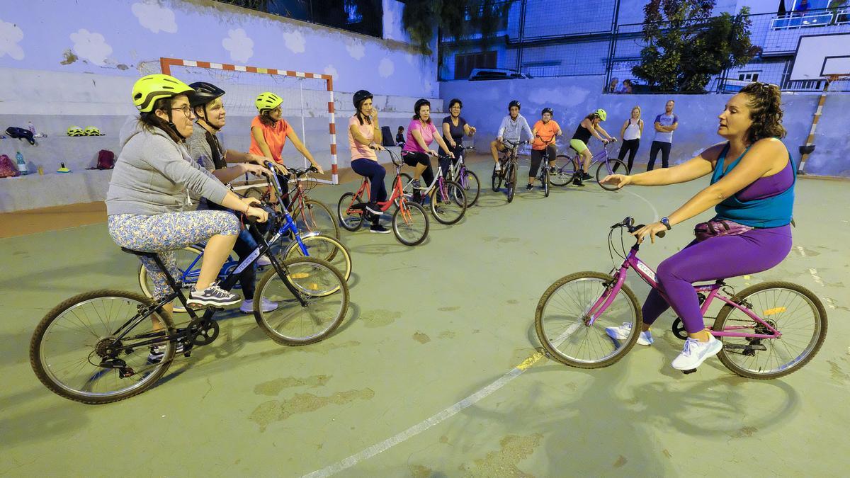 Un grupo de mujeres aprende a montar en bicicleta en Arucas - La Provincia