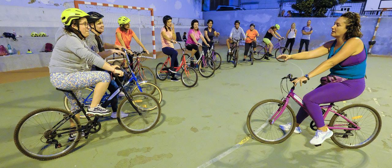 Un grupo de mujeres aprende a montar en bicicleta en Arucas