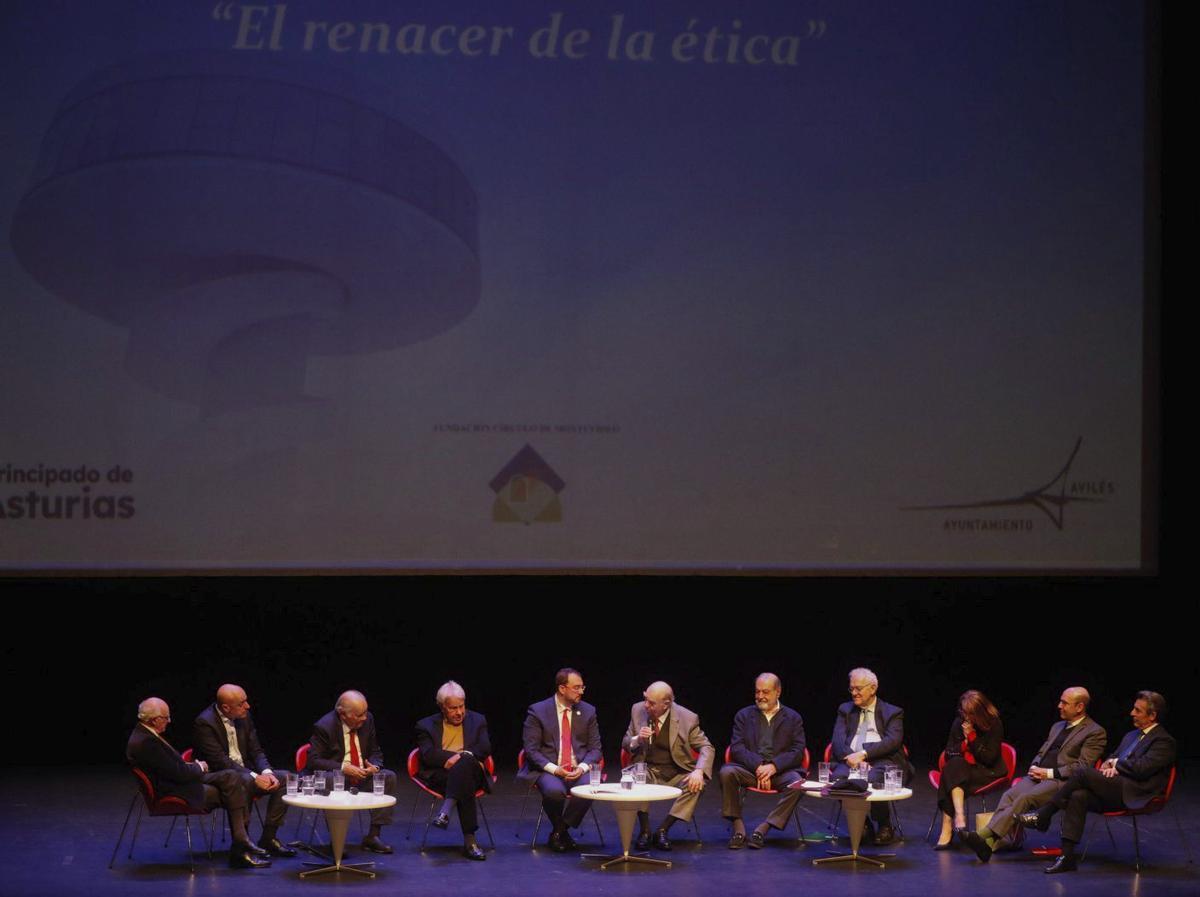 Un momento de la reunión de los líderes del Círculo de Montevideo en el Centro Niemeyer. | MARA VILLAMUZA