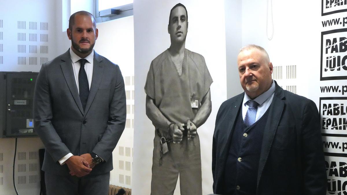 El abogado de Pablo Ibar, Joe Nascimento, junto al portavoz Andrés Krakenberger en San Sebastian.