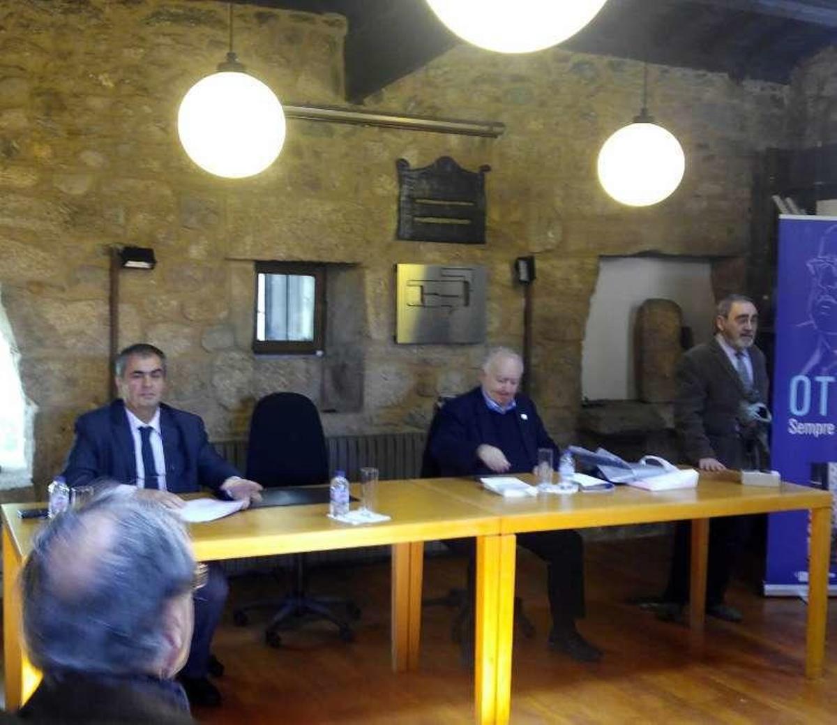 Vázquez Monxardín (i), en el acto de presentación del libro. // FdV