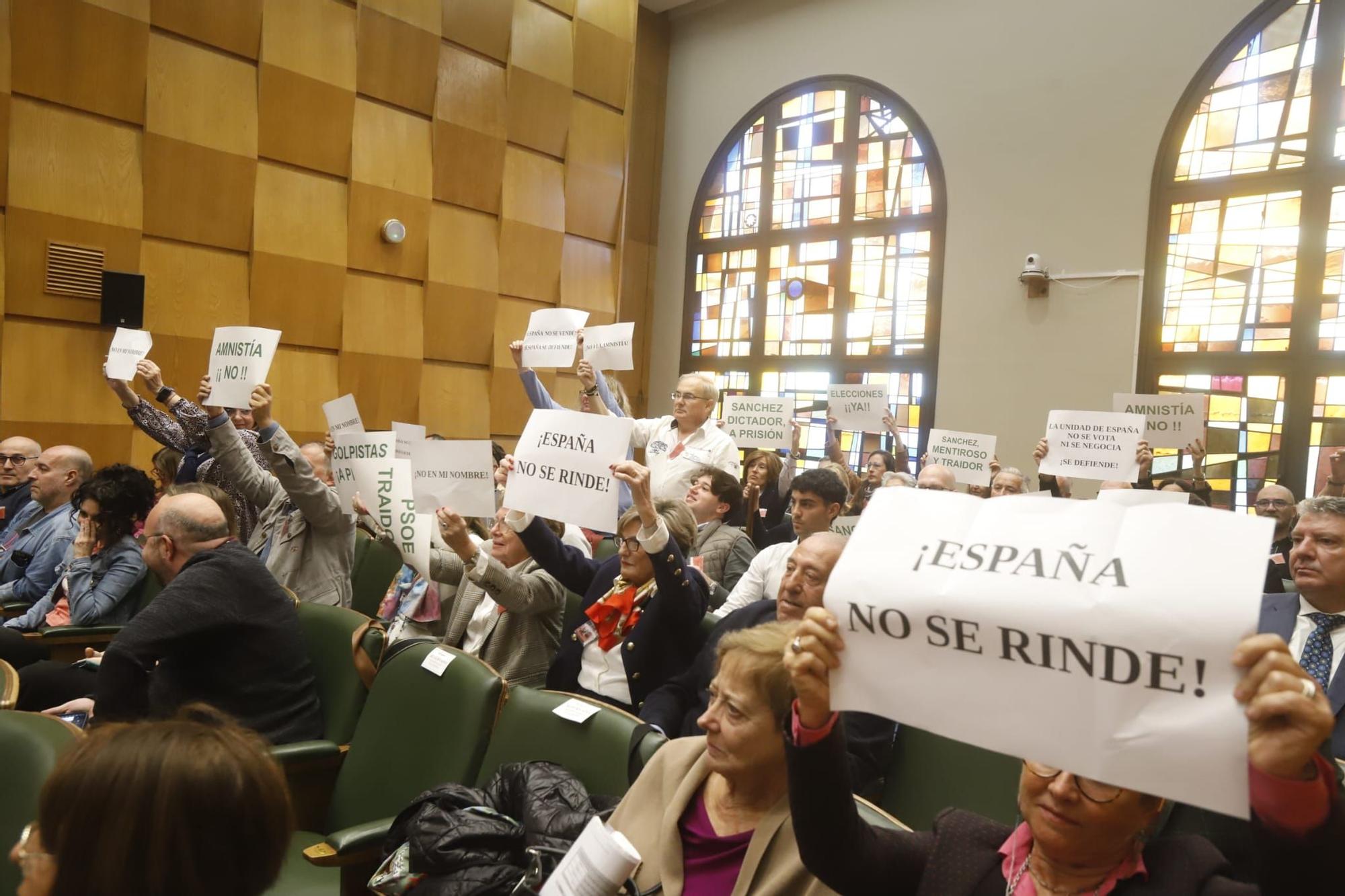 Pleno en el Ayuntamiento de Zaragoza con protesta contra la Ley de Amnistía y Pedro Sánchez