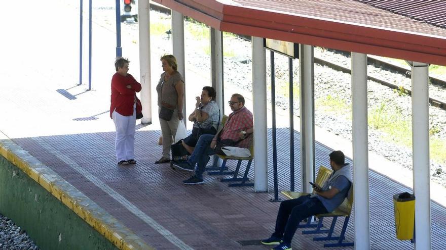 Vecinos esperando en el andén en Moreda.