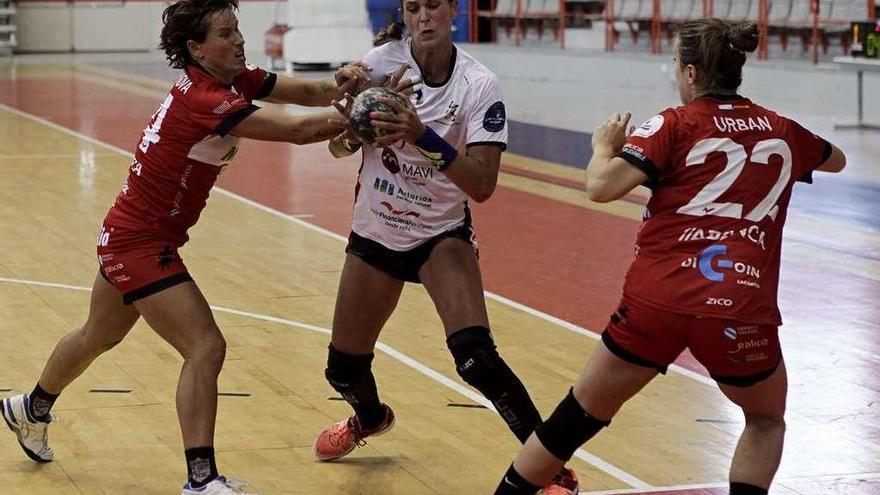 Agustina López disputa un balón en el duelo de este verano entre el Mavi y el Guardés.