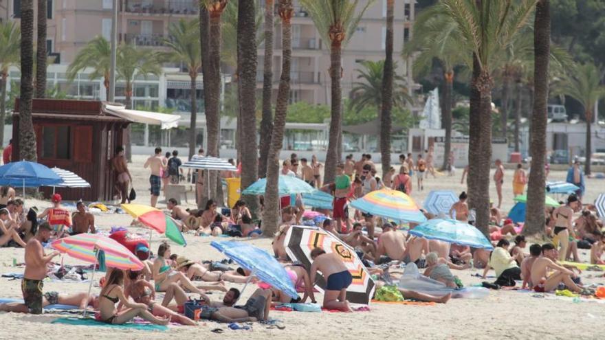 Mallorca-Urlauber am Strand.