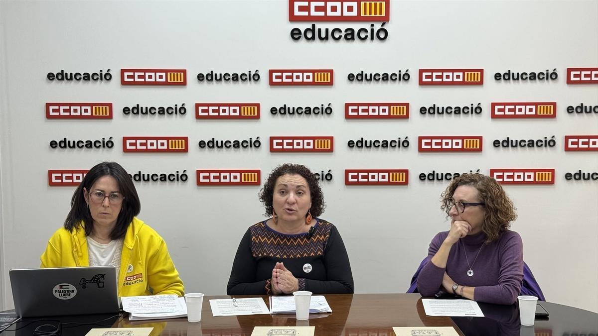 La secretaria de Política Educativa CCOOPV Educació, Cristina Sánchez; la secretaria general de la FECCOO, Teresa Esperabé, y la secretaria general de CCOOPV Educación, Xello Valls, en rueda de prensa.