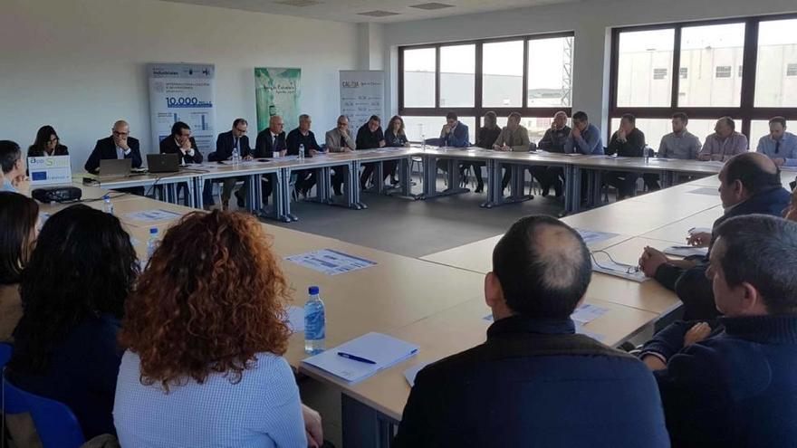 Juan Hernández se reunió ayer en Caravaca con representantes de empresas del sector del calzado.