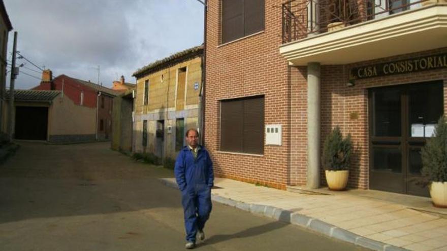 El alguacil de Bretó, ayer, en una de las calles que verán renovadas las conducciones del agua.