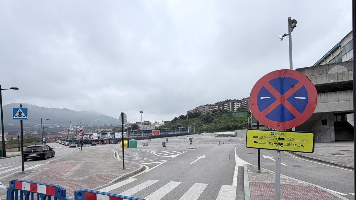 El parking del Carlos Tartiere ya cerrado.