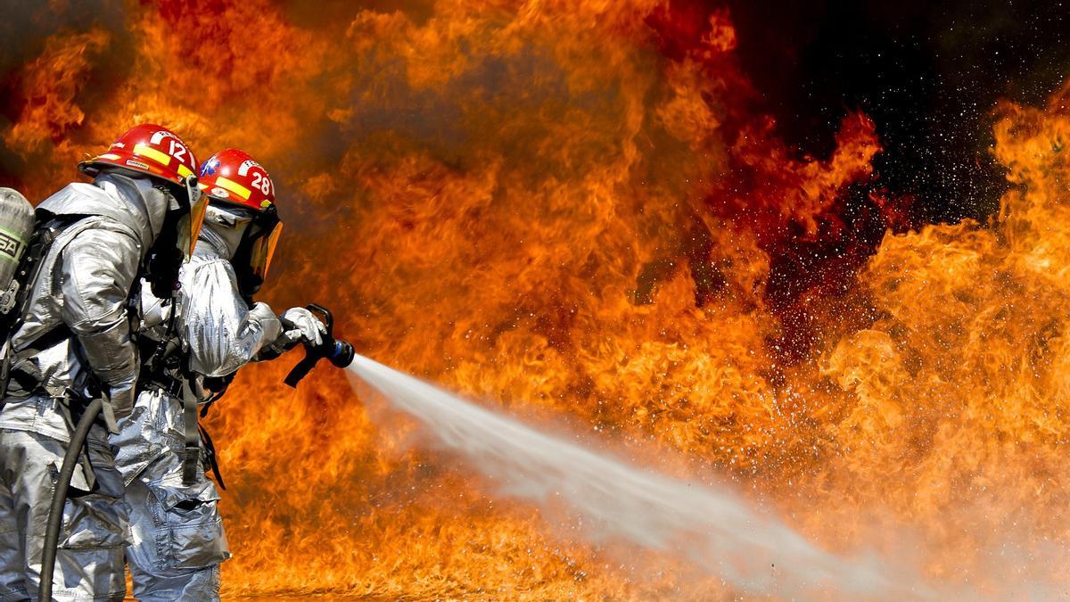 Labores de extinción de un incendio.