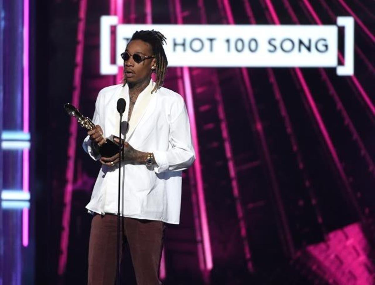 Wiz Khalifa recoge el premio Top 100 Billboard Song por See You Again en los Billboard Music Awards.