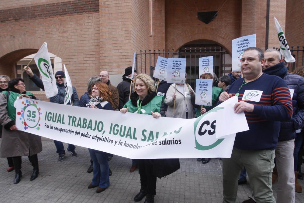 Concentració a Girona per reclamar millores salarials per als funcionaris de l'Estat