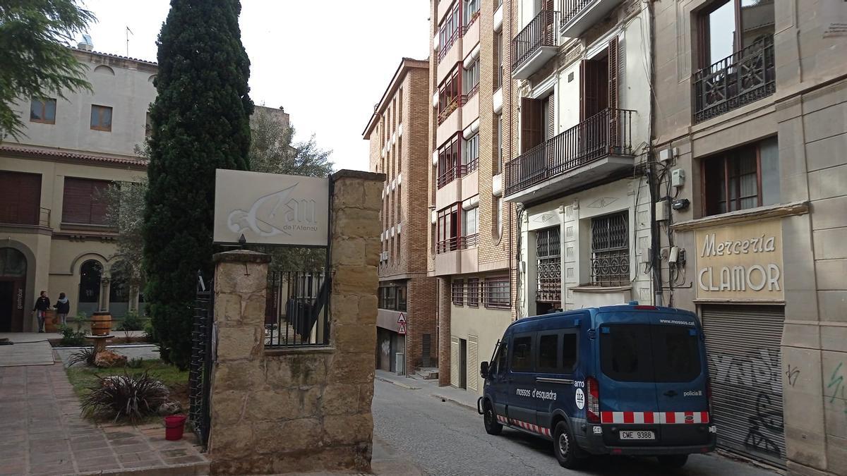 Mossos al carrer de les Piques de Manresa