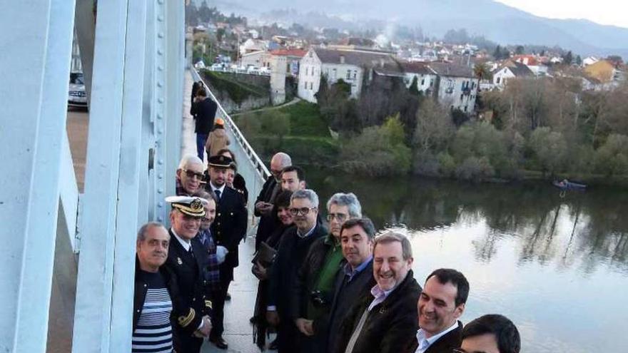 Alcaldes de Tui y Valença, concejales e invitados al acto. // A. Hernández