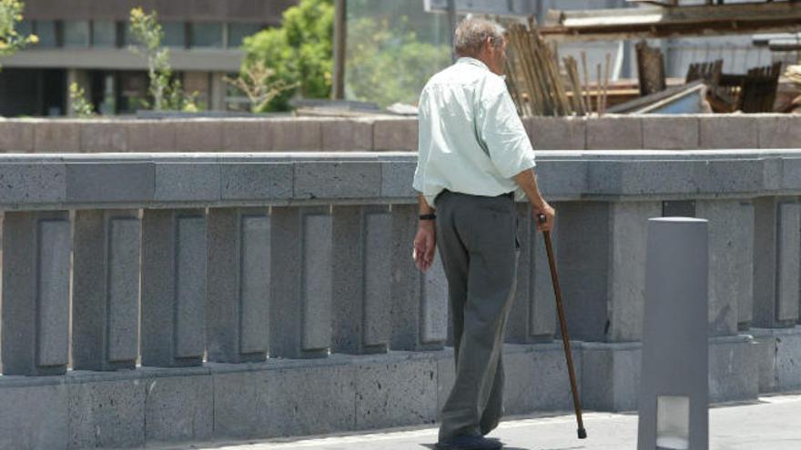 Una persona mayor cruzando el puente Serrador.