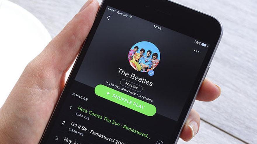 Un móvil con la aplicación de Spotify.