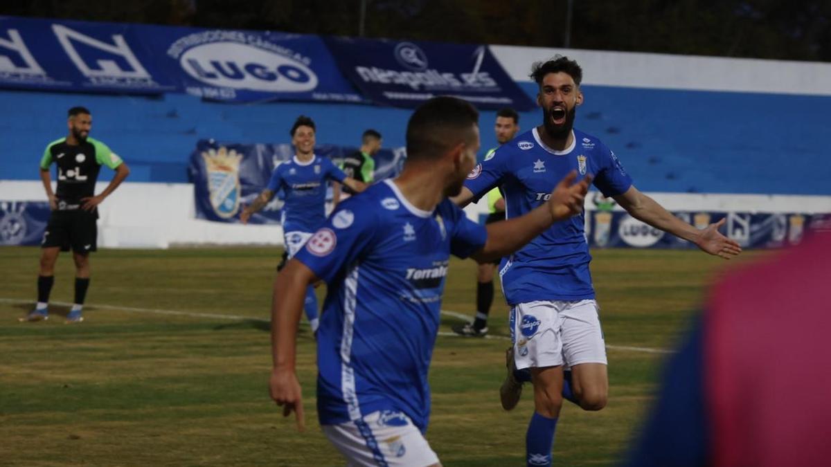 Los jugadores del Xerez Club Deportivo celebran el primer gol ante el Ciudad de Lucena.