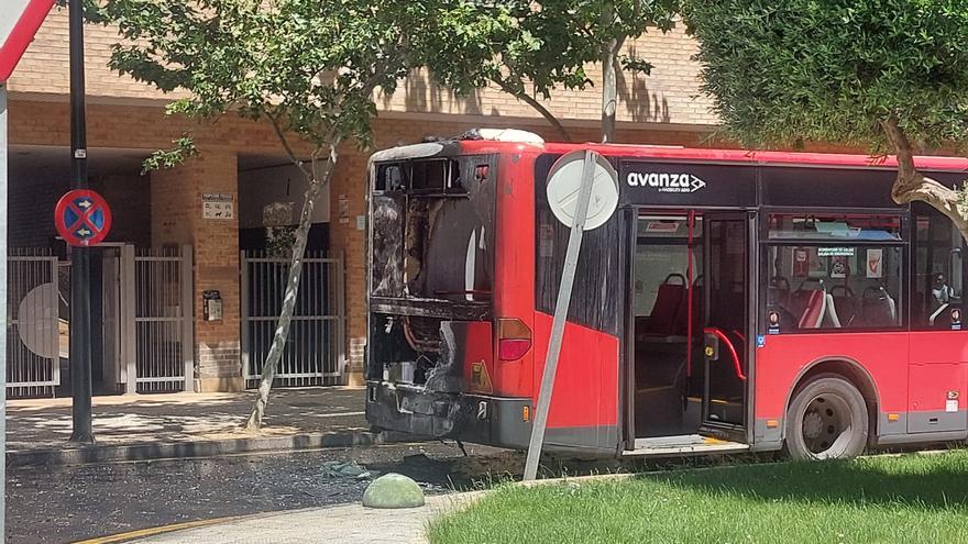 Susto en Vadorrey tras incendiarse un bus urbano