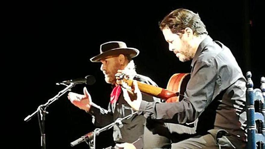 &quot;El Cabrero&quot; y Manuel Herrera en el escenario.